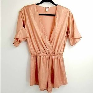Victoria’s Secret pink shimmer romper, perfect for PJ’s or swimsuit coverup💚⚡️